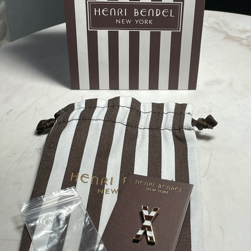 NWT Henri Bendel influencer pin with bags!